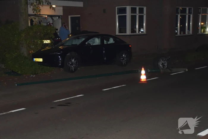 Ravage nadat auto uit bocht vliegt: woning en auto geraakt