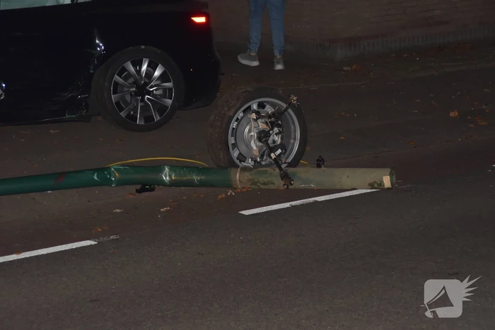 Ravage nadat auto uit bocht vliegt: woning en auto geraakt
