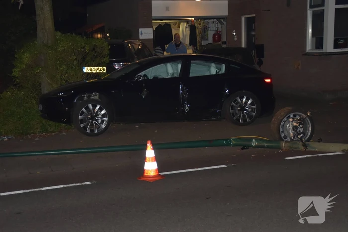 Ravage nadat auto uit bocht vliegt: woning en auto geraakt