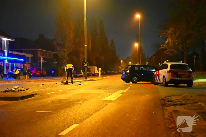 Auto knalt tegen lantaarnpaal: bestuurder aangehouden