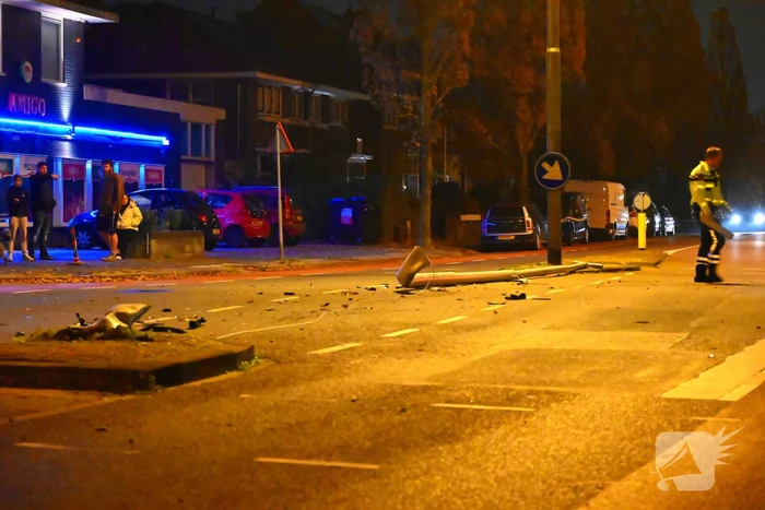 Auto knalt tegen lantaarnpaal: bestuurder aangehouden