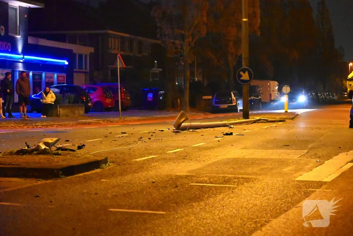 Auto knalt tegen lantaarnpaal: bestuurder aangehouden