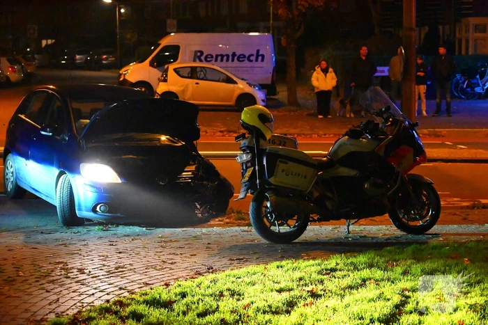 Auto knalt tegen lantaarnpaal: bestuurder aangehouden