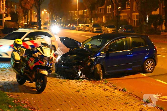 Auto knalt tegen lantaarnpaal: bestuurder aangehouden