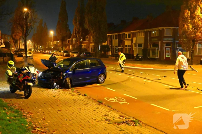 Auto knalt tegen lantaarnpaal: bestuurder aangehouden