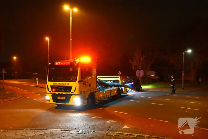 Auto knalt tegen lantaarnpaal: bestuurder aangehouden