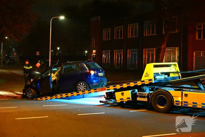 Auto knalt tegen lantaarnpaal: bestuurder aangehouden