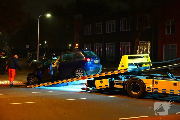 Auto knalt tegen lantaarnpaal: bestuurder aangehouden