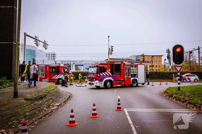 Brandweer knipt auto open om inzittende te bevrijden na aanrijding