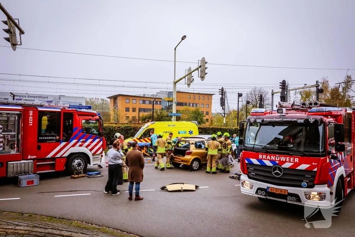 Brandweer knipt auto open om inzittende te bevrijden na aanrijding