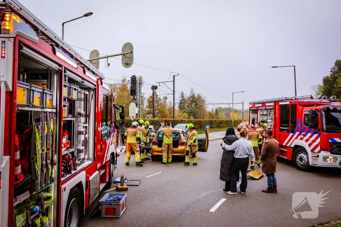 Brandweer knipt auto open om inzittende te bevrijden na aanrijding