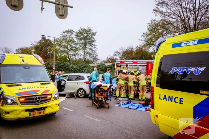 Brandweer knipt auto open om inzittende te bevrijden na aanrijding