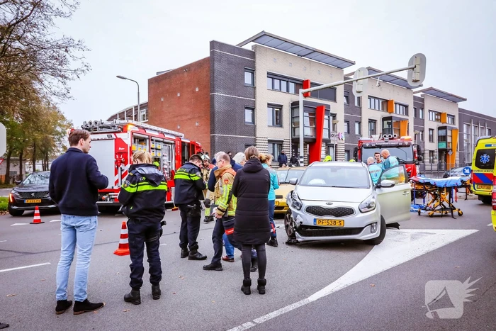 Brandweer knipt auto open om inzittende te bevrijden na aanrijding