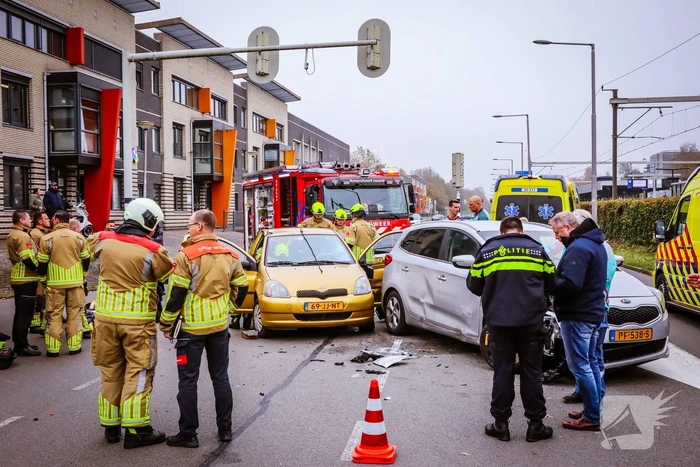 Brandweer knipt auto open om inzittende te bevrijden na aanrijding