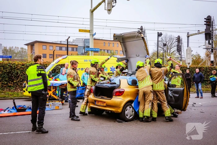 Brandweer knipt auto open om inzittende te bevrijden na aanrijding