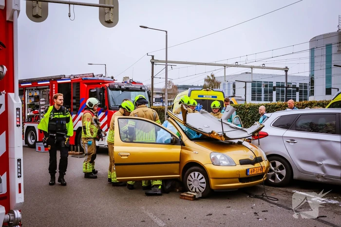 Brandweer knipt auto open om inzittende te bevrijden na aanrijding