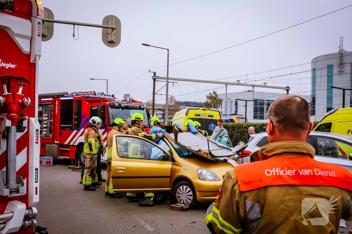 Brandweer knipt auto open om inzittende te bevrijden na aanrijding