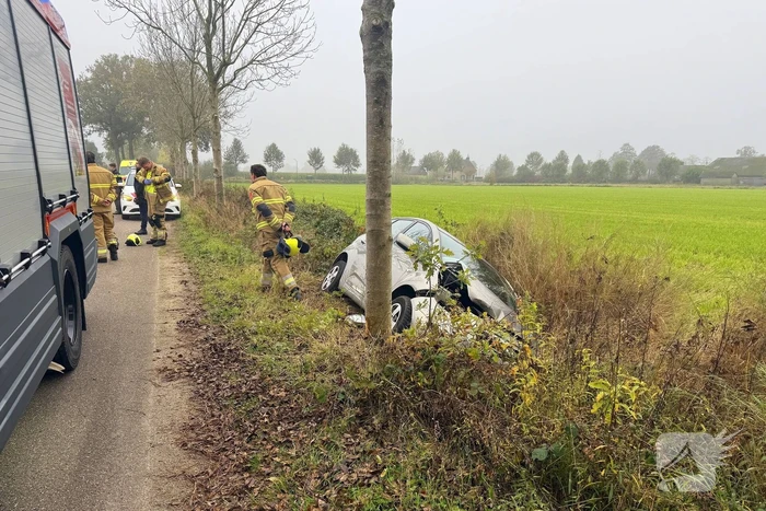 Automobilist belandt in greppel en raakt gewond