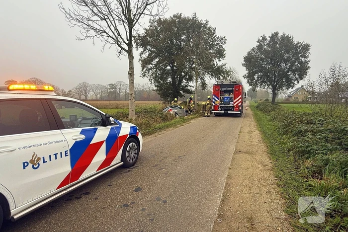 Automobilist belandt in greppel en raakt gewond