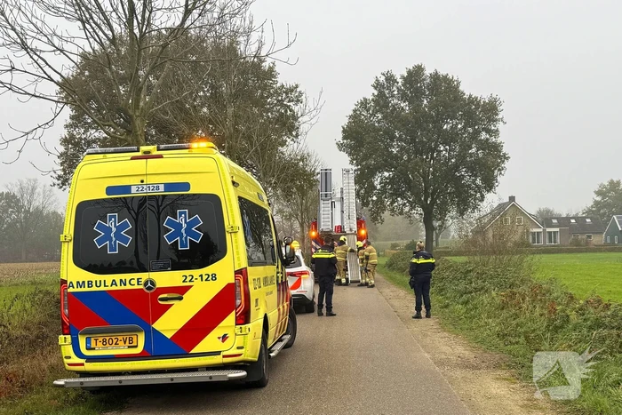 Automobilist belandt in greppel en raakt gewond
