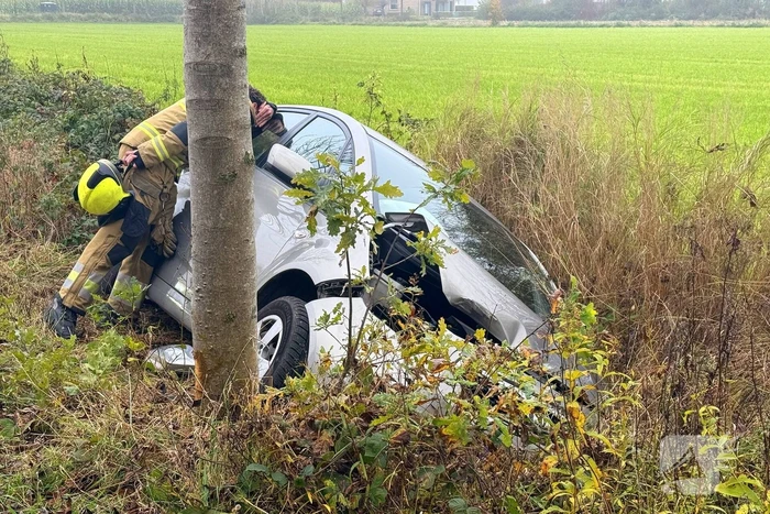 Automobilist belandt in greppel en raakt gewond