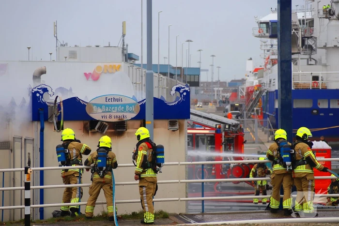 Restaurant verwoest door brand in haven