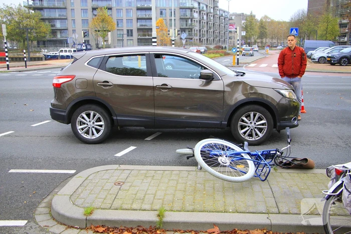 Scholier geschept door automobilist bij verkeerslicht