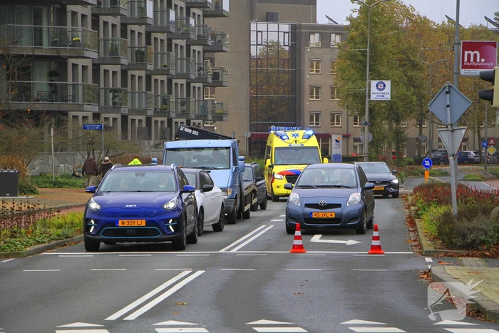 Scholier geschept door automobilist bij verkeerslicht