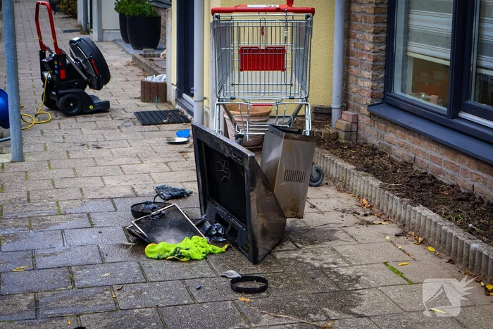 Brandweer sloopt keuken na brand in afzuigkap