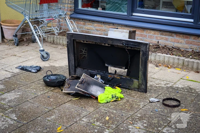 Brandweer sloopt keuken na brand in afzuigkap