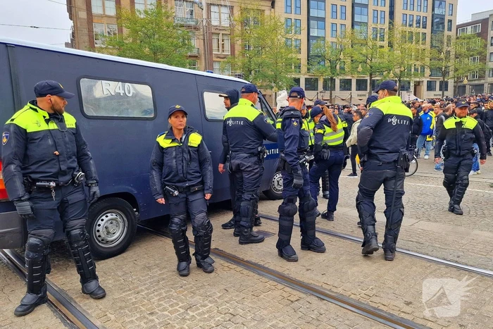 Honderden Maccabi-fans op de Dam, zeker twee aanhoudingen