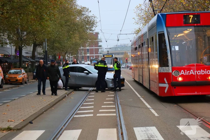 Auto loopt flinke schade op na botsing met tram
