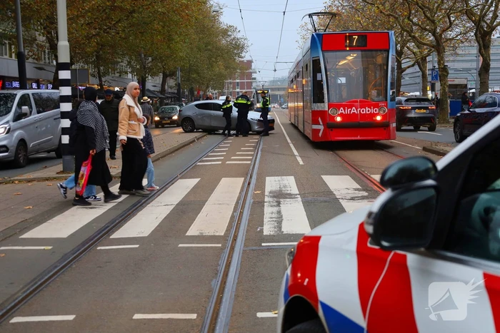Auto loopt flinke schade op na botsing met tram