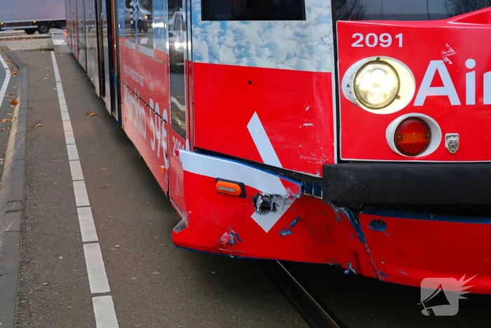 Auto loopt flinke schade op na botsing met tram