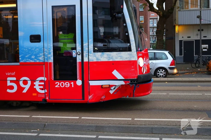 Auto loopt flinke schade op na botsing met tram