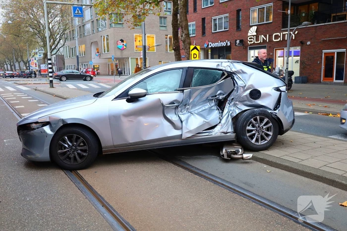 Auto loopt flinke schade op na botsing met tram