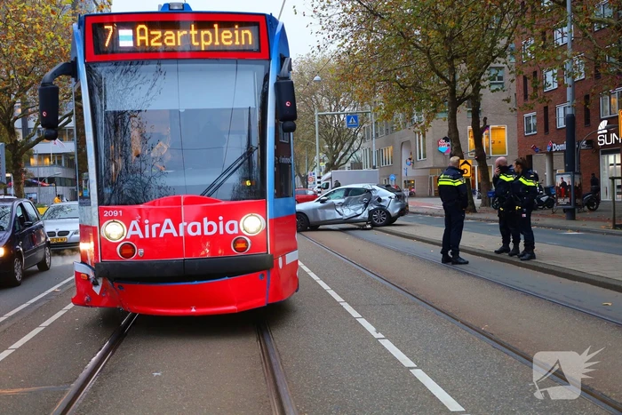 Auto loopt flinke schade op na botsing met tram