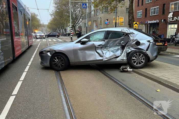 Auto loopt flinke schade op na botsing met tram