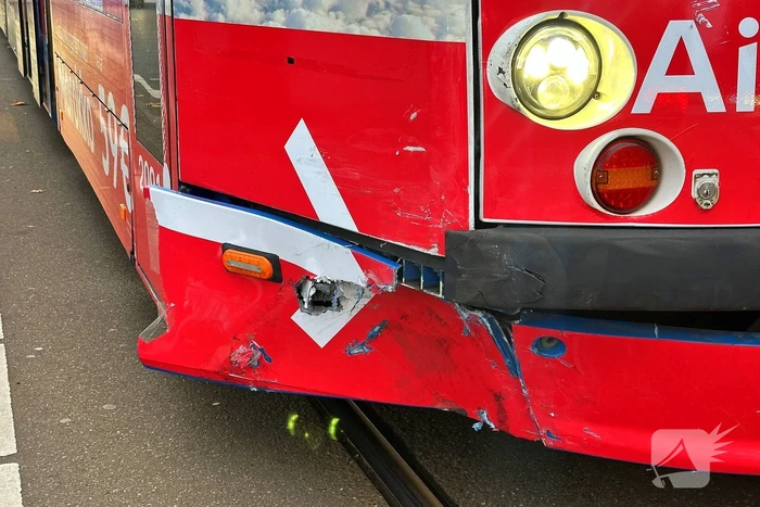Auto loopt flinke schade op na botsing met tram