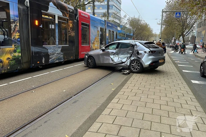 Auto loopt flinke schade op na botsing met tram