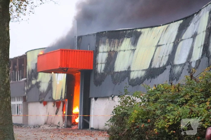 Zeer grote brand in loods met plastic flessen