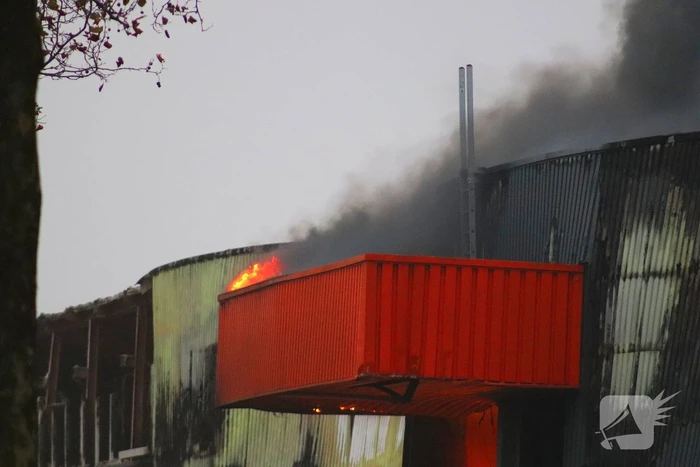 Zeer grote brand in loods met plastic flessen