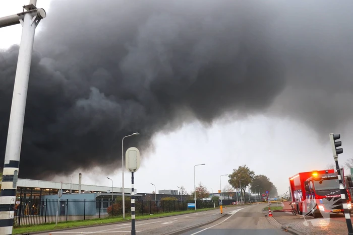 Zeer grote brand in loods met plastic flessen