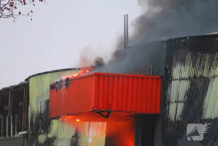 Zeer grote brand in loods met plastic flessen