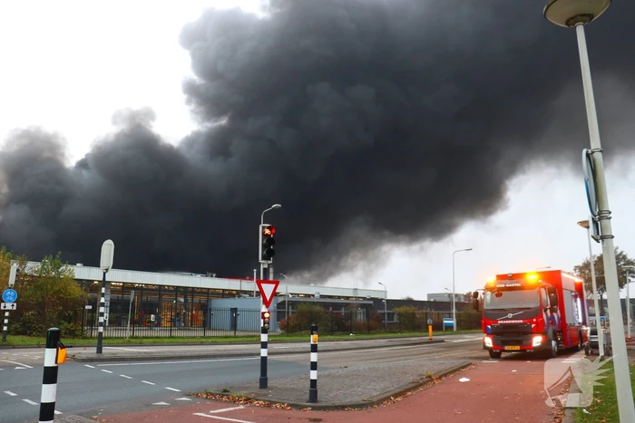 Zeer grote brand in loods met plastic flessen