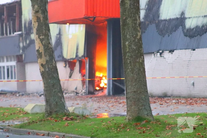 Zeer grote brand in loods met plastic flessen
