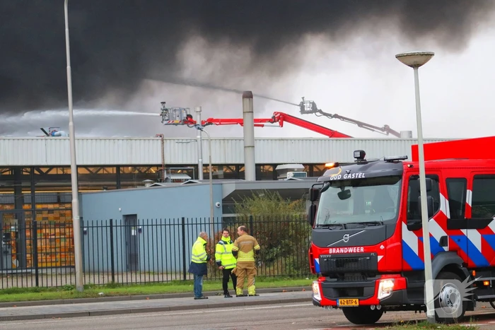 Zeer grote brand in loods met plastic flessen