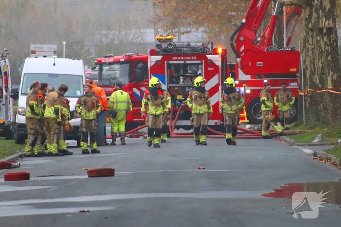 Zeer grote brand in loods met plastic flessen
