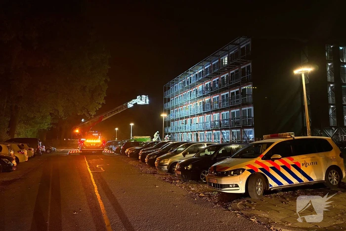 Brandweer schaalt op bij brand in woning