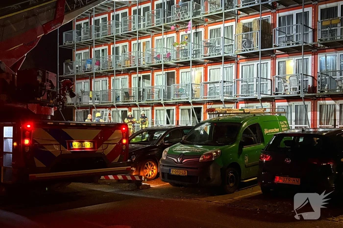 Brandweer schaalt op bij brand in woning